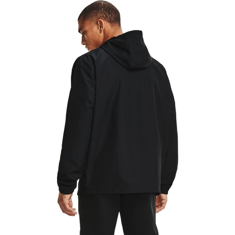 Chaqueta-under-armour-para-hombre-Ua-Sportstyle-Windbreaker-para-entrenamiento-color-negro.-Reverso-Sobre-Modelo
