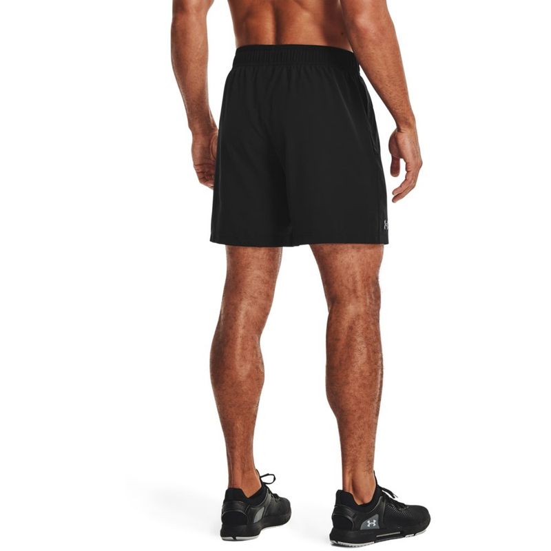 Pantaloneta-under-armour-para-hombre-Ua-Woven-7In-Shorts-para-entrenamiento-color-negro.-Reverso-Sobre-Modelo