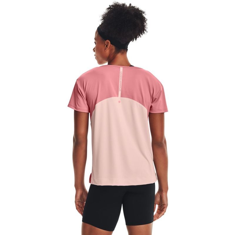 Camiseta-Manga-Corta-under-armour-para-mujer-Ua-Rush-Energy-Novelty-Ss-para-entrenamiento-color-rosado.-Reverso-Sobre-Modelo