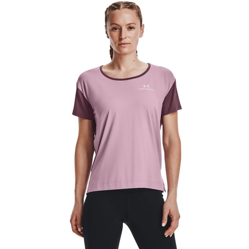 Camiseta-Manga-Corta-under-armour-para-mujer-Ua-Rush-Energy-Novelty-Ss-para-entrenamiento-color-rosado.-Frente-Sobre-Modelo