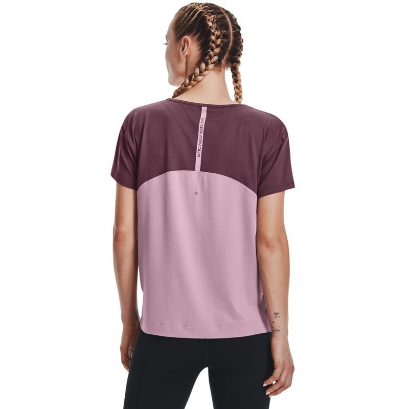 Camiseta-Manga-Corta-under-armour-para-mujer-Ua-Rush-Energy-Novelty-Ss-para-entrenamiento-color-rosado.-Reverso-Sobre-Modelo