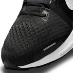 Tenis-nike-para-hombre-Nike-Air-Zoom-Vomero-16-para-correr-color-negro.-Detalle-1