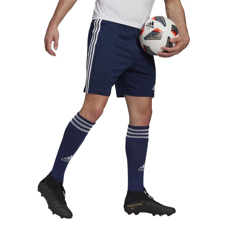 Pantaloneta-adidas-para-hombre-Squad-21-Sho-para-futbol-color-azul.-Frente-Sobre-Modelo
