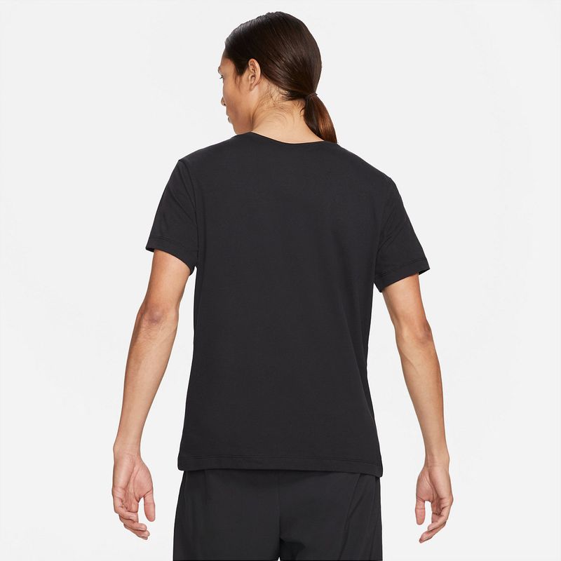 Camiseta-Manga-Corta-nike-para-hombre-U-Nk-Dry-Tee-Ss-Trail-para-correr-color-negro.-Reverso-Sobre-Modelo