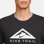 Camiseta-Manga-Corta-nike-para-hombre-U-Nk-Dry-Tee-Ss-Trail-para-correr-color-negro.-Zoom-Frontal-Sobre-Modelo