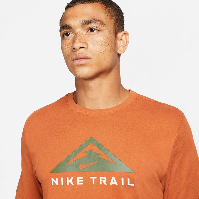Camiseta-Manga-Corta-nike-para-hombre-U-Nk-Df-Tee-Ss-Trail-para-correr-color-cafe.-Zoom-Frontal-Sobre-Modelo