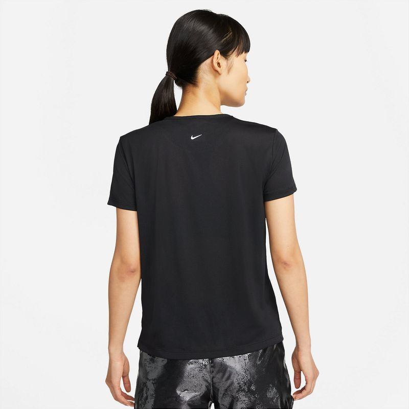 Camiseta-Manga-Corta-nike-para-mujer-W-Nk-Air-Df-Top-Ss-para-correr-color-negro.-Reverso-Sobre-Modelo
