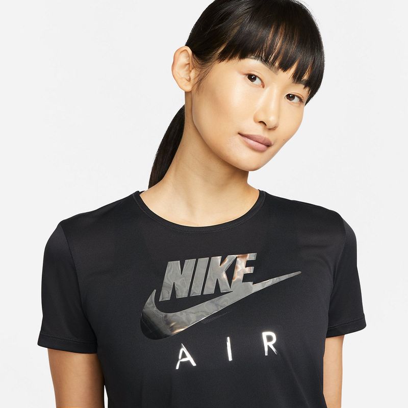 Camiseta-Manga-Corta-nike-para-mujer-W-Nk-Air-Df-Top-Ss-para-correr-color-negro.-Zoom-Frontal-Sobre-Modelo