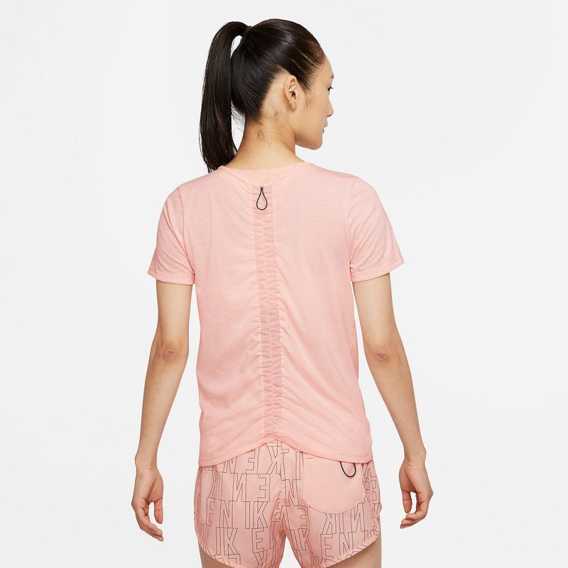Camiseta-Manga-Corta-nike-para-mujer-W-Nk-Df-Run-Dvn-Top-Ss-para-correr-color-rosado.-Reverso-Sobre-Modelo