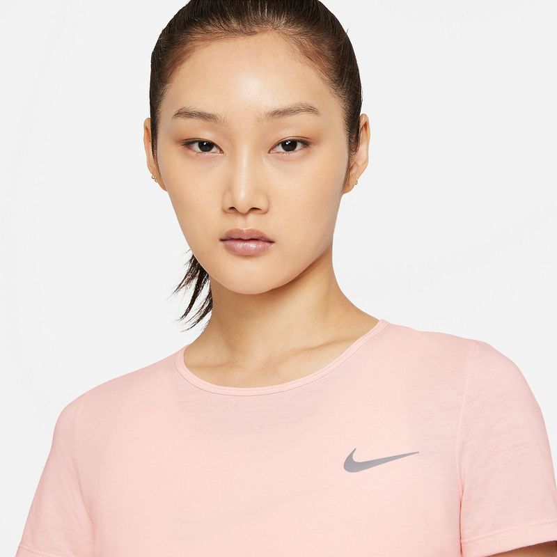Camiseta-Manga-Corta-nike-para-mujer-W-Nk-Df-Run-Dvn-Top-Ss-para-correr-color-rosado.-Zoom-Frontal-Sobre-Modelo
