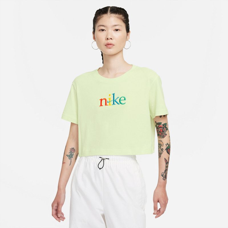Camiseta-Manga-Corta-nike-para-mujer-W-Nsw-Ss-Crop-Craft-para-moda-color-verde.-Frente-Sobre-Modelo