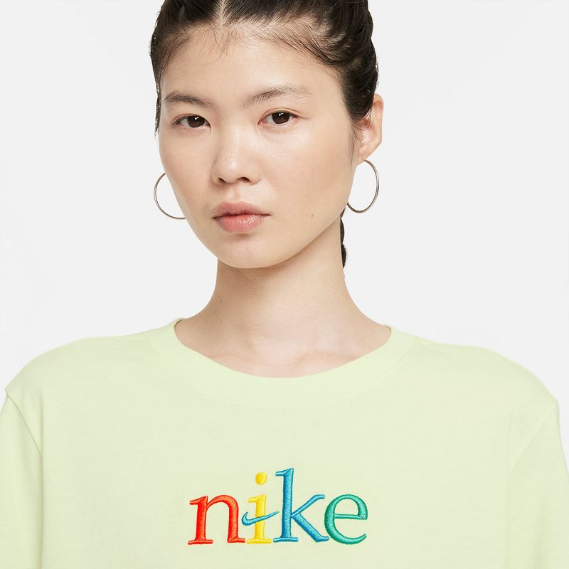 Camiseta-Manga-Corta-nike-para-mujer-W-Nsw-Ss-Crop-Craft-para-moda-color-verde.-Zoom-Frontal-Sobre-Modelo