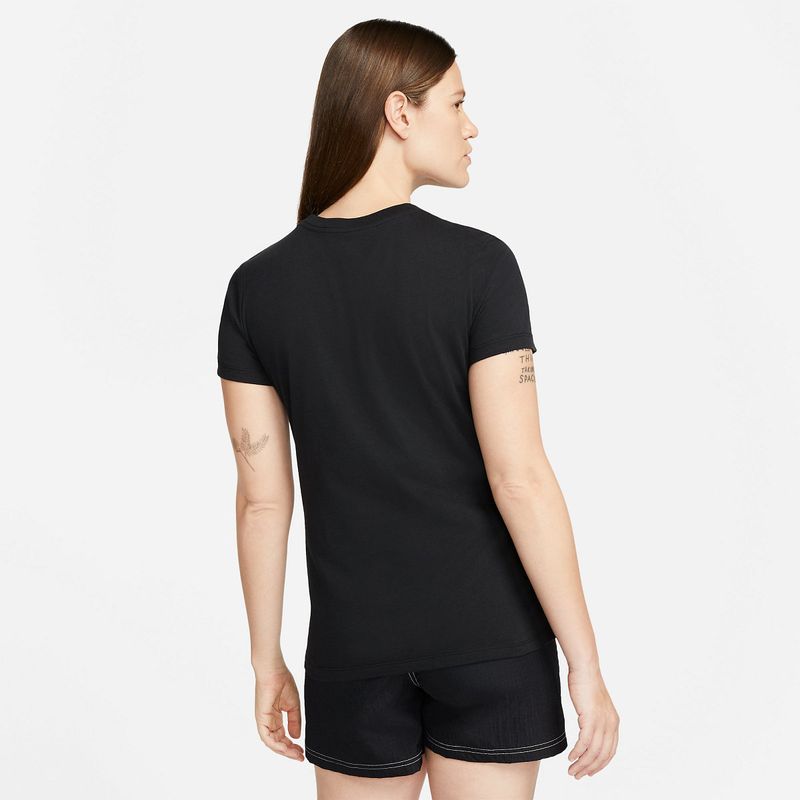 Camiseta-Manga-Corta-nike-para-mujer-W-Nsw-Tee-Shine-Jdi-para-moda-color-negro.-Reverso-Sobre-Modelo