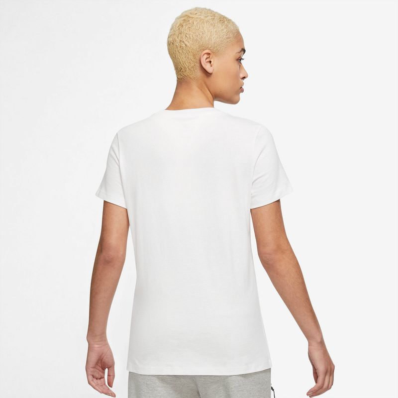 Camiseta-Manga-Corta-nike-para-mujer-W-Nsw-Tee-Shine-Jdi-para-moda-color-blanco.-Reverso-Sobre-Modelo