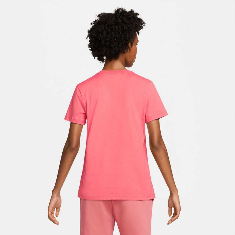 Camiseta-Manga-Corta-nike-para-mujer-W-Nsw-Club-Tee-para-moda-color-rosado.-Reverso-Sobre-Modelo