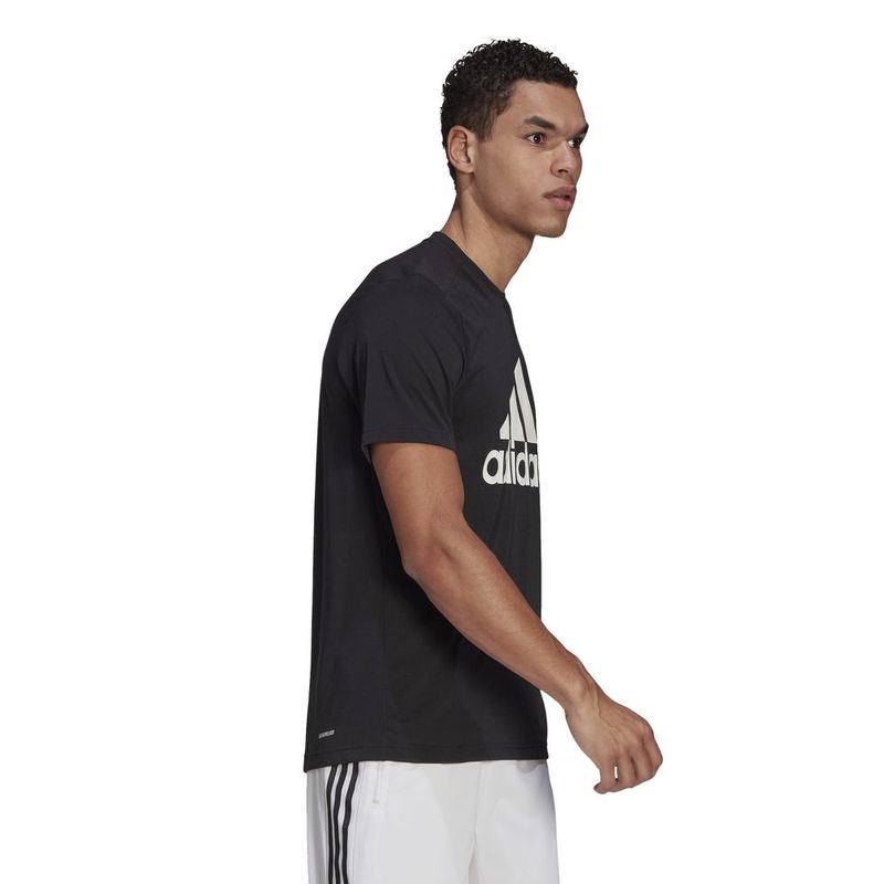 Camiseta-Manga-Corta-adidas-para-hombre-M-Fr-Lg-T-para-entrenamiento-color-negro.-Modelo-En-Movimiento