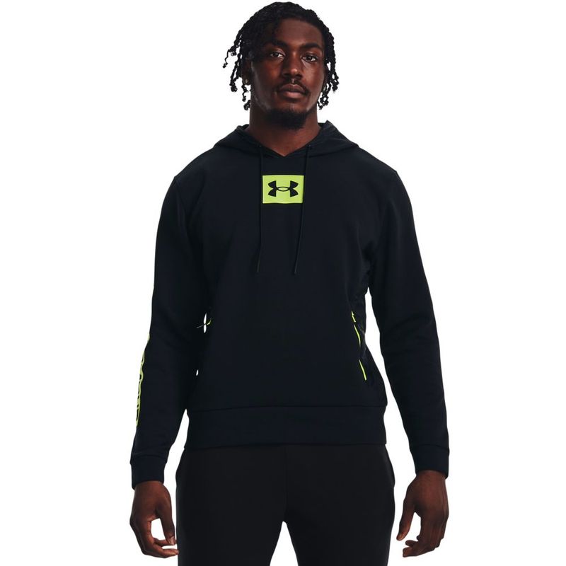 Hoodie-under-armour-para-hombre-Ua-Summit-Knit-Hoodie-para-entrenamiento-color-negro.-Frente-Sobre-Modelo