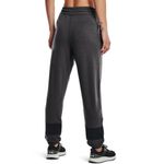Pantalon-under-armour-para-mujer-Rival-Terry-Cb-Jogger-para-entrenamiento-color-verde.-Reverso-Sobre-Modelo