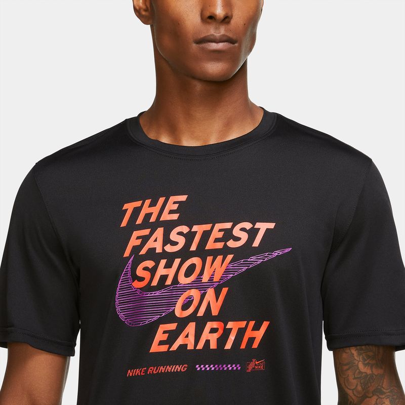 Camiseta-Manga-Corta-nike-para-hombre-M-Nk-Dry-Tee-Future-Fast-para-correr-color-negro.-Zoom-Frontal-Sobre-Modelo