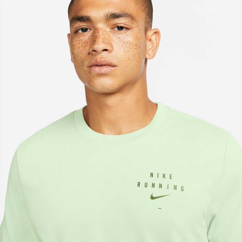 Camiseta-Manga-Corta-nike-para-hombre-M-Nk-Df-Tee-Run-Div-para-correr-color-negro.-Detalle-Sobre-Modelo-1