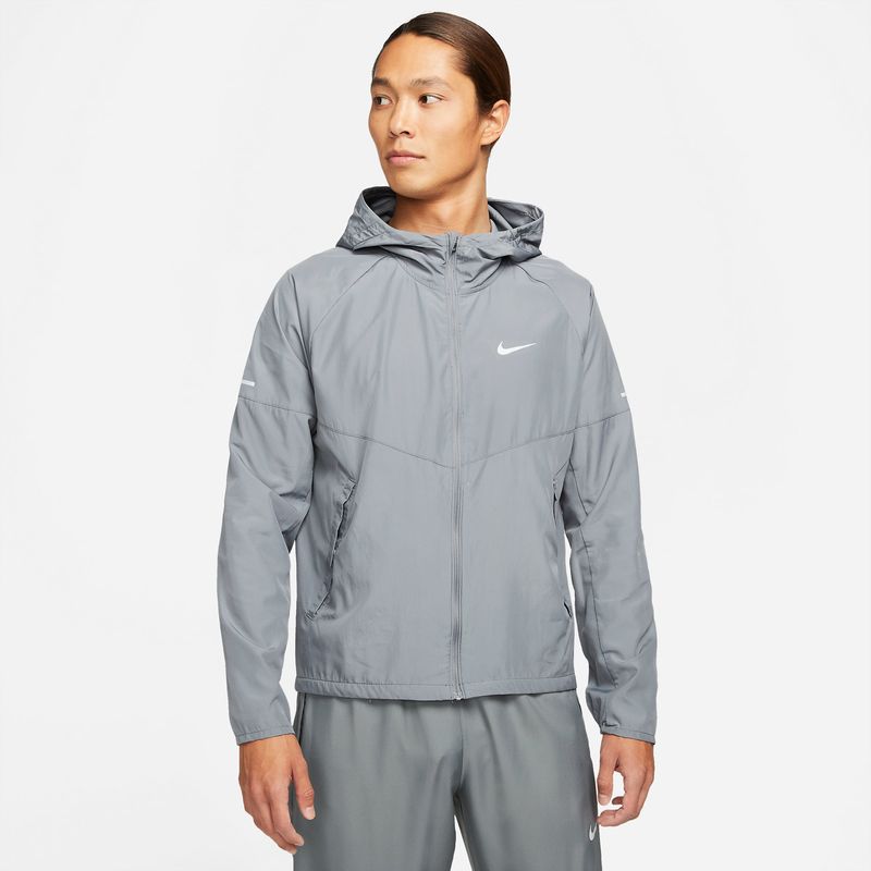 Chaqueta-nike-para-hombre-M-Nk-Rpl-Miler-Jkt-para-correr-color-gris.-Frente-Sobre-Modelo
