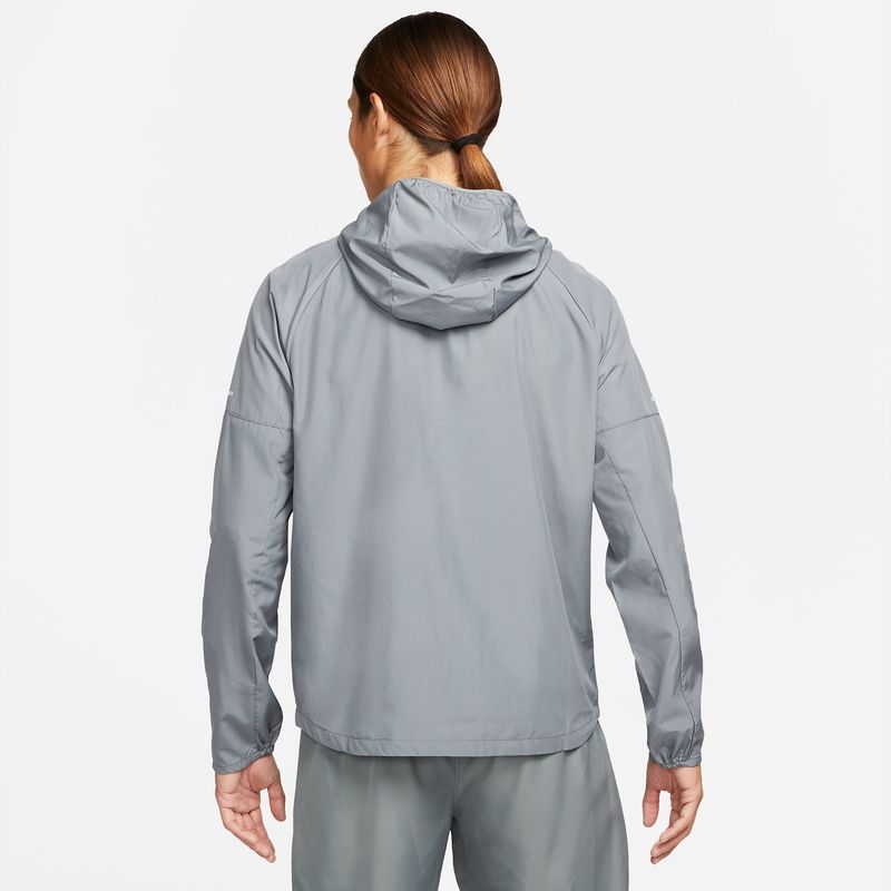 Chaqueta-nike-para-hombre-M-Nk-Rpl-Miler-Jkt-para-correr-color-gris.-Reverso-Sobre-Modelo