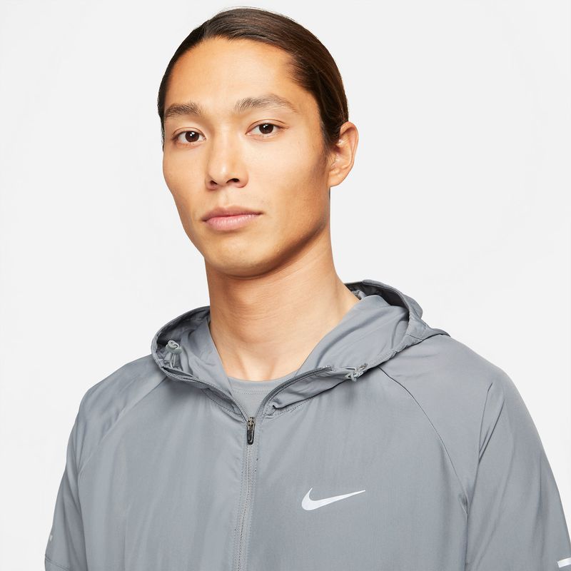 Chaqueta-nike-para-hombre-M-Nk-Rpl-Miler-Jkt-para-correr-color-gris.-Zoom-Frontal-Sobre-Modelo