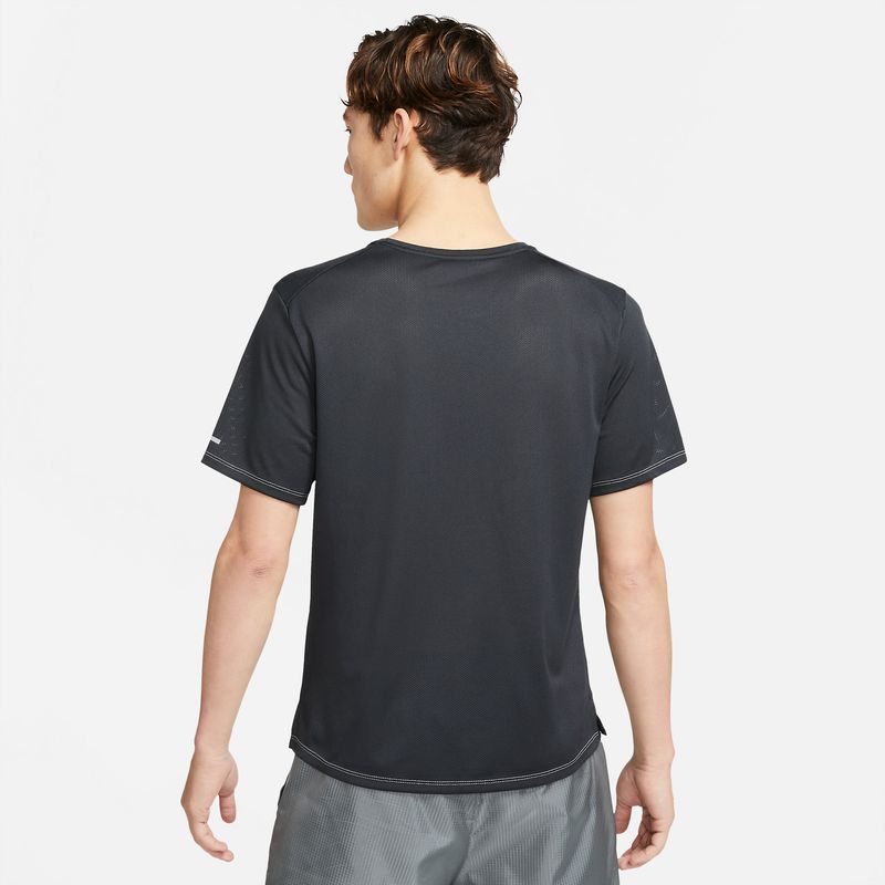 Camiseta-Manga-Corta-nike-para-hombre-M-Nk-Df-Wr-Miler-Gx-Ss-para-correr-color-negro.-Reverso-Sobre-Modelo
