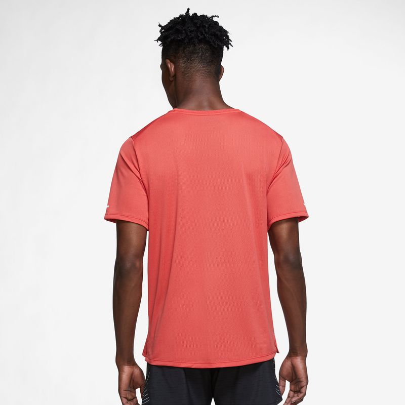 Camiseta-Manga-Corta-nike-para-hombre-M-Nk-Df-Wr-Miler-Gx-Ss-para-correr-color-rojo.-Reverso-Sobre-Modelo