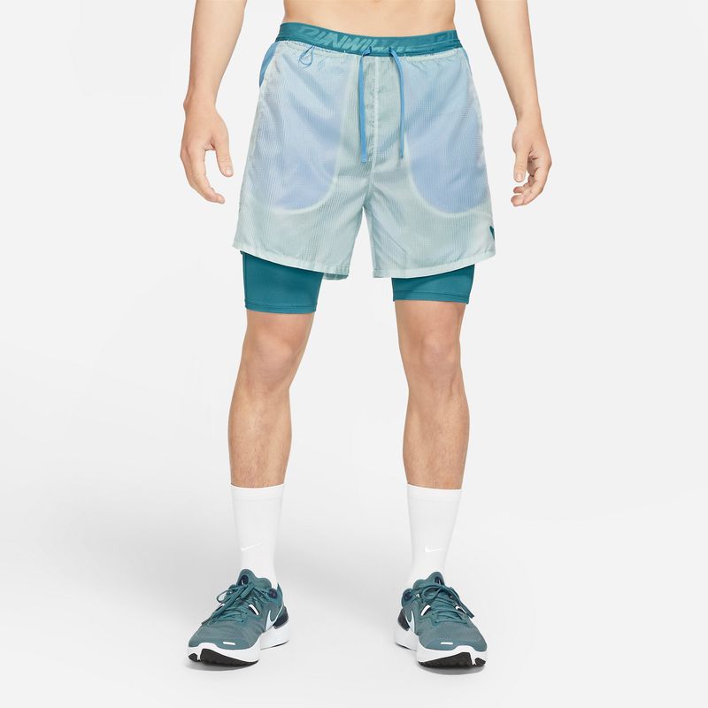 Pantaloneta-nike-para-hombre-M-Nk-Df-Wld-Rn-Flx-Strd-72In1-para-correr-color-azul.-Frente-Sobre-Modelo
