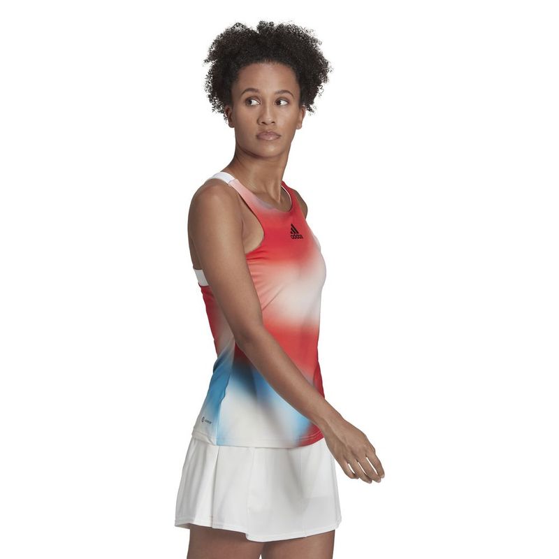 Camiseta-Manga-Sisa-adidas-para-mujer-Mel-Y-Tank-para-tenis-color-blanco.-Modelo-En-Movimiento
