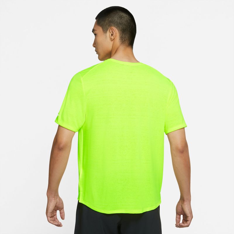 Camiseta-Manga-Corta-nike-para-hombre-M-Nk-Df-Miler-Top-Ss-para-correr-color-amarillo.-Reverso-Sobre-Modelo