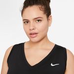Camiseta-Manga-Sisa-nike-para-mujer-W-Nkct-Victory-Tank-para-tenis-color-negro.-Zoom-Frontal-Sobre-Modelo