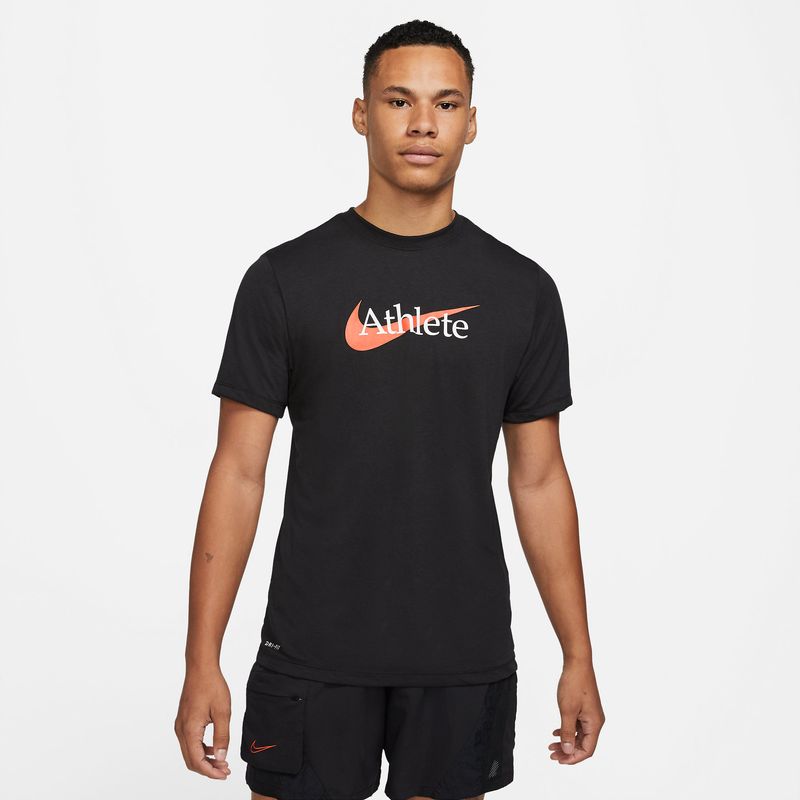 Camiseta-Manga-Corta-nike-para-hombre-M-Nk-Db-Tee-Sw-Athlete-para-entrenamiento-color-negro.-Frente-Sobre-Modelo
