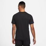 Camiseta-Manga-Corta-nike-para-hombre-M-Nk-Db-Tee-Sw-Athlete-para-entrenamiento-color-negro.-Reverso-Sobre-Modelo