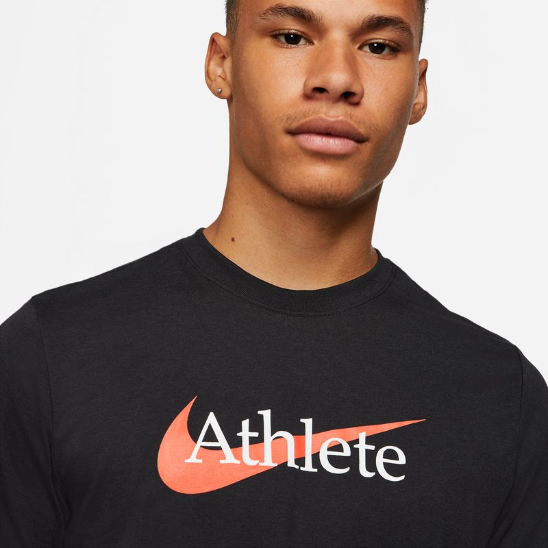 Camiseta-Manga-Corta-nike-para-hombre-M-Nk-Db-Tee-Sw-Athlete-para-entrenamiento-color-negro.-Zoom-Frontal-Sobre-Modelo