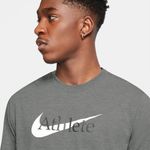 Camiseta-Manga-Corta-nike-para-hombre-M-Nk-Db-Tee-Sw-Athlete-para-entrenamiento-color-gris.-Zoom-Frontal-Sobre-Modelo
