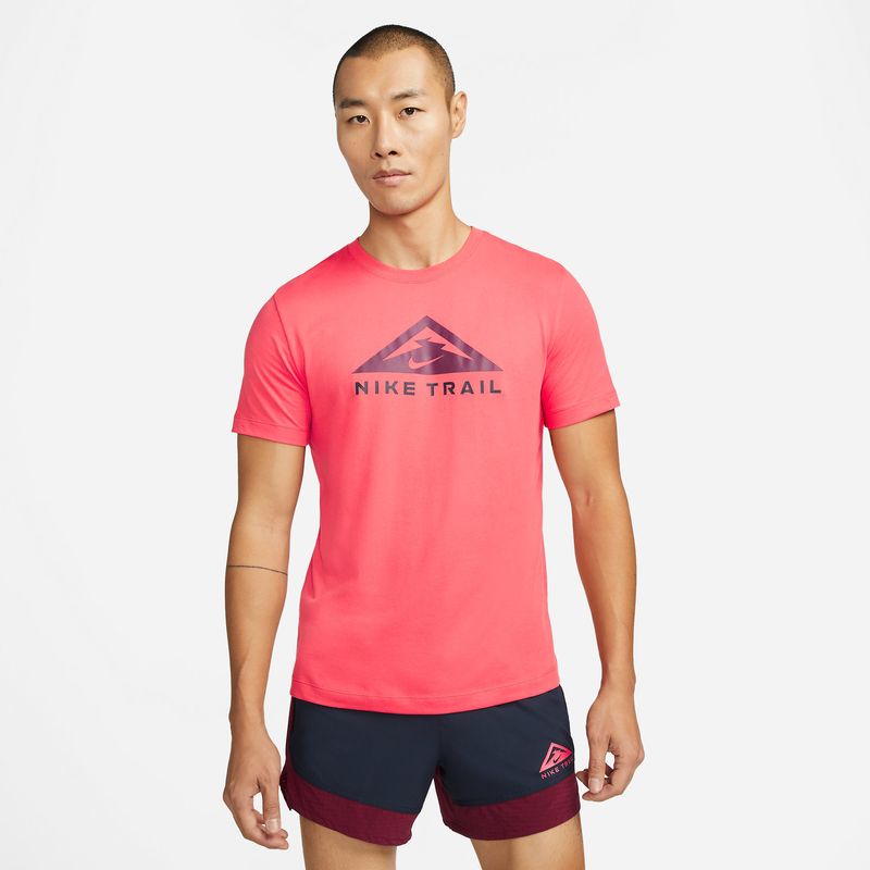 Camiseta-Manga-Corta-nike-para-hombre-U-Nk-Df-Tee-Ss-Trail-para-correr-color-rojo.-Frente-Sobre-Modelo