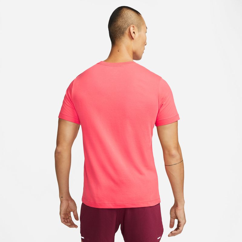 Camiseta-Manga-Corta-nike-para-hombre-U-Nk-Df-Tee-Ss-Trail-para-correr-color-rojo.-Reverso-Sobre-Modelo