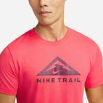 Camiseta-Manga-Corta-nike-para-hombre-U-Nk-Df-Tee-Ss-Trail-para-correr-color-rojo.-Zoom-Frontal-Sobre-Modelo