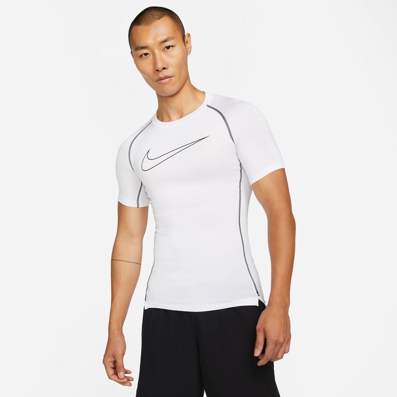 Camiseta-Manga-Corta-nike-para-hombre-M-Np-Df-Tight-Top-Ss-para-entrenamiento-color-blanco.-Frente-Sobre-Modelo