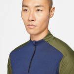 Camiseta-Manga-Larga-nike-para-hombre-M-Nk-Df-Trail-Elmnt-Top-Hz-para-correr-color-azul.-Zoom-Frontal-Sobre-Modelo