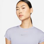 Camiseta-Manga-Corta-nike-para-mujer-W-Nk-Df-Run-Dvn-Ss-Top-Gx-para-correr-color-morado.-Zoom-Frontal-Sobre-Modelo