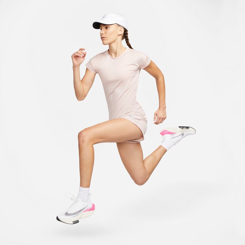 Camiseta-Manga-Corta-nike-para-mujer-W-Nk-Df-Run-Dvn-Ss-Top-Gx-para-correr-color-rosado.-Outfit-Completo
