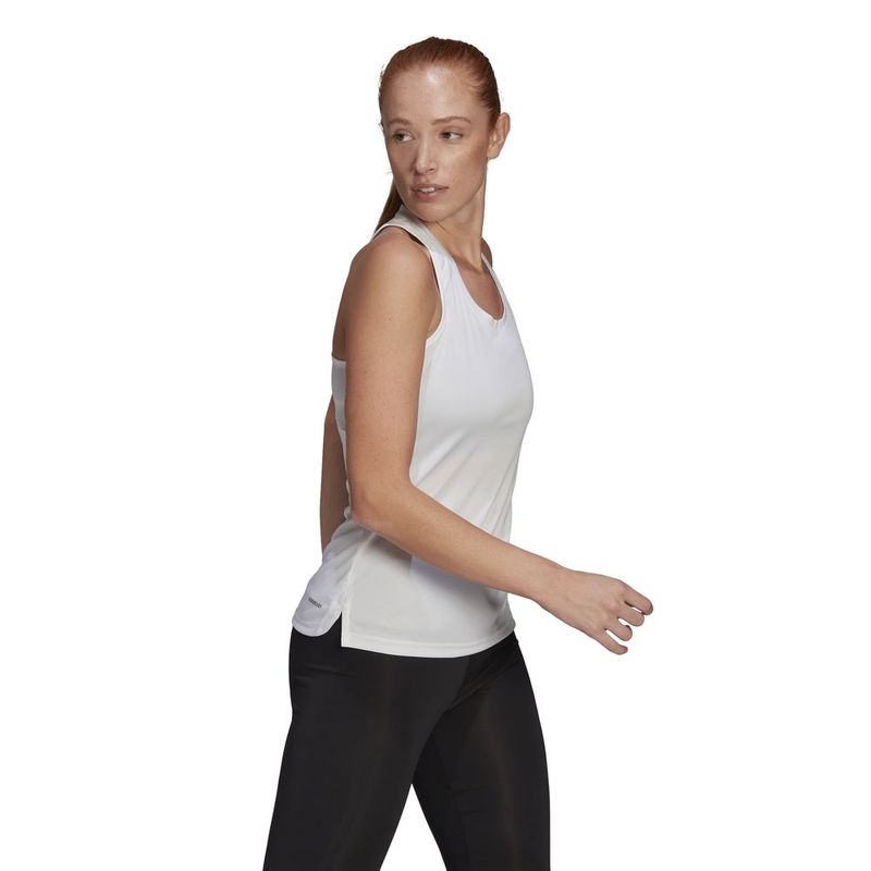 Camiseta-Manga-Sisa-adidas-para-mujer-W-3S-Tk-para-entrenamiento-color-blanco.-Modelo-En-Movimiento