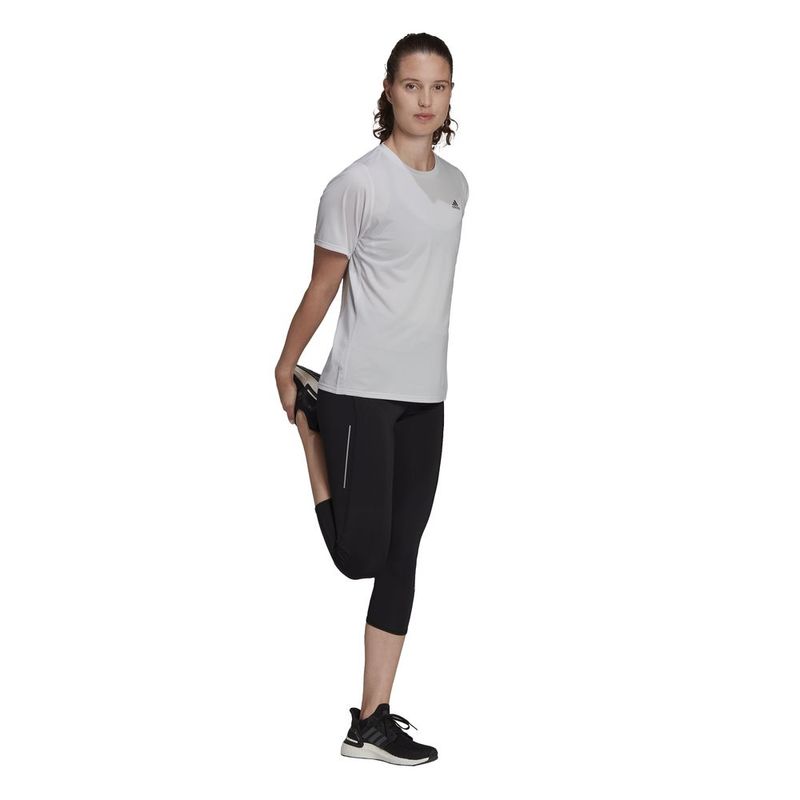 Camiseta-Manga-Corta-adidas-para-mujer-Ri-3B-Tee-para-correr-color-gris.-Modelo-En-Movimiento