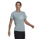 Camiseta-Manga-Corta-adidas-para-mujer-W-Winrs-3.0-Tee-para-moda-color-gris.-Modelo-En-Movimiento