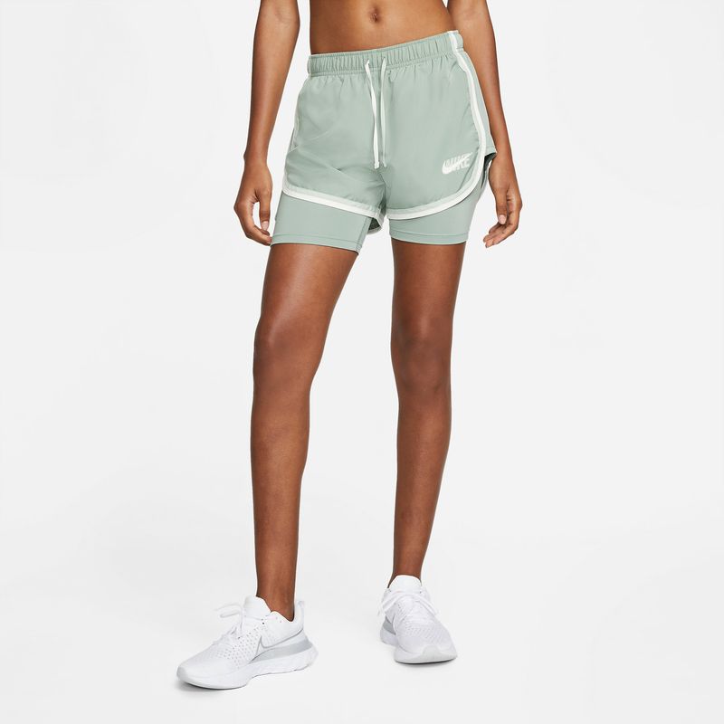 Pantaloneta-nike-para-mujer-W-Nk-Df-Icnclsh-Tempo-2In1-Sh-para-correr-color-verde.-Frente-Sobre-Modelo