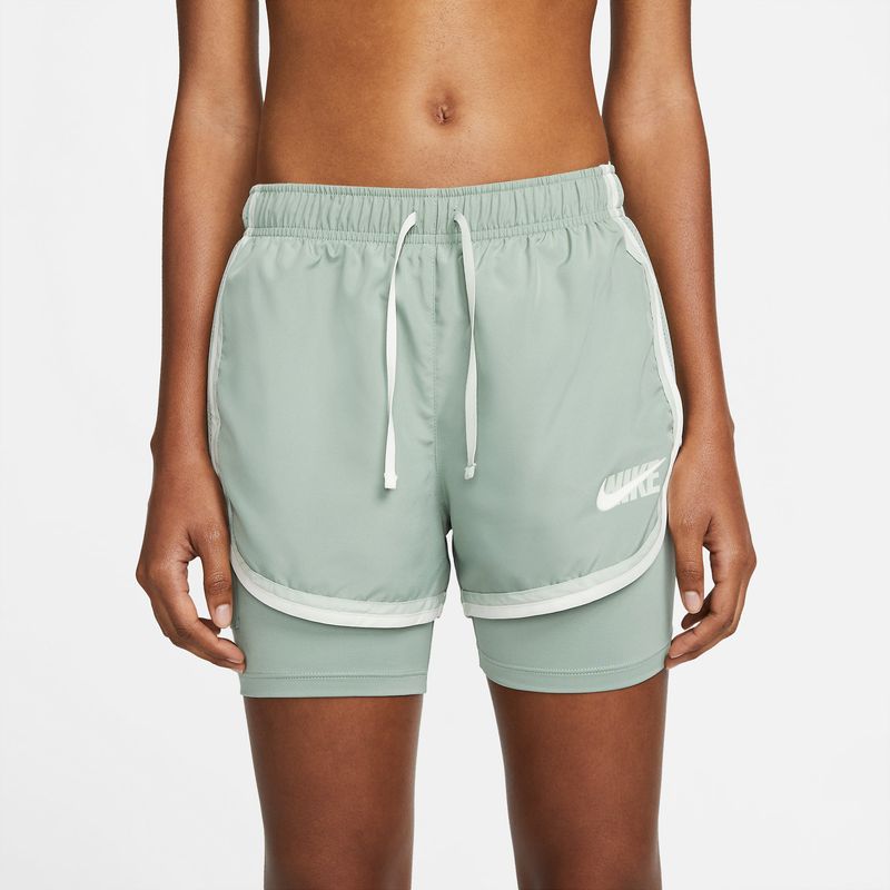 Pantaloneta-nike-para-mujer-W-Nk-Df-Icnclsh-Tempo-2In1-Sh-para-correr-color-verde.-Zoom-Frontal-Sobre-Modelo