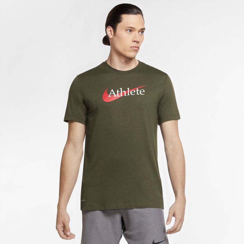 Camiseta-Manga-Corta-nike-para-hombre-M-Nk-Db-Tee-Sw-Athlete-para-entrenamiento-color-verde.-Frente-Sobre-Modelo